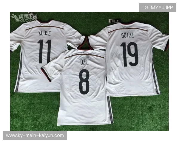 足球球迷冲场抢球衣